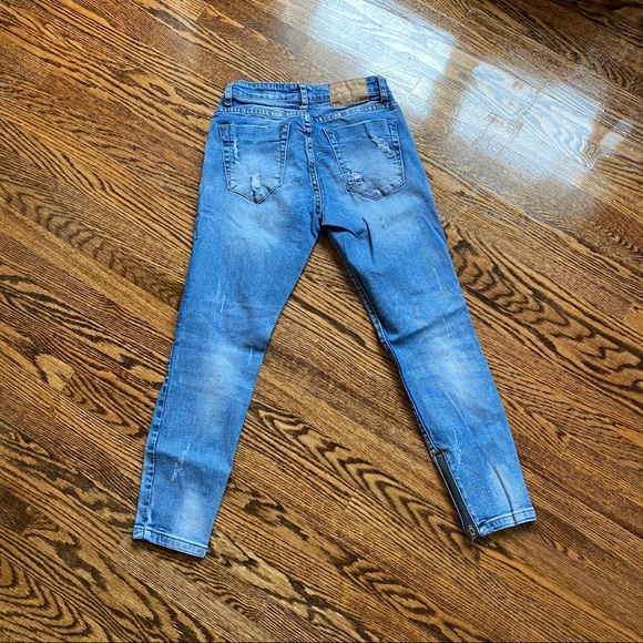 Distressed blue jeans - Picture 2 of 2